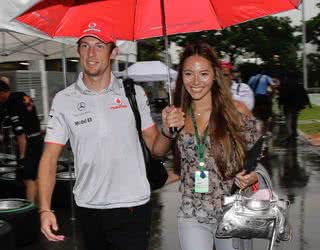 Jenson Button e Jessica Michibata chegam em Cingapura - Reuters