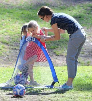 Jennifer Garner leva suas filhas para jogar futebol - AgNews