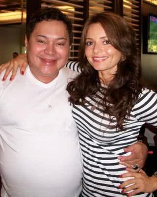 Ao lado do promoter Glaycon Muniz, Rita Guedes exibe cabelo mais escuro na churrascaria Pampa Grill, Rio. - ANA PONTES, FRED UEHARA, JAE SANG LEE, JULIANA CENSI, MAGDA NASCIMENTO, RENATA WROBEL E ROBERTO VALVERDE