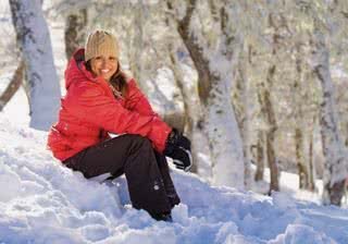 A morena relaxa na neve após esquiar na pista de Cerro Bayo, em Villa La Angostura, na Patagônia argentina. - MARTIN GURFEIN; PRODUCÃO: CLAUDIO LOBATO; AGRADECIMENTOS: JORGE BISCHOFF E MARIAZINHA