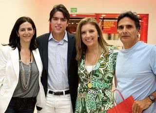 Soraia Tupinambá, André Kubitschek Pereira, com a mãe, Ana Cristina, e Nelson Piquet no lançamento do iPhone4, DF. - ADRIANO MACHADO, FABIANO AMARAL, JADER ROCHA, JOÃO PIRES, KATIANE SOMBRA, LEIDIANE BARBOSA, MARCEL TAKESHITA, MARCIO AMARAL, MARINA DEIENO ALTENFELDER, OSÍRIS BERNARDINO, PRISCILA FIEDLER