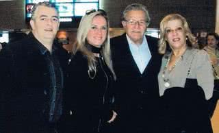 O casal Helô e Fernando Pinheiro (ao centro) com Edgard Elias e Vera Nascimento, no Aeroporto Santos Dumont, Rio. - CAROL DECRESCI, DANIEL SORRENTINO, DUDU PACHECO, FÁBIO NUNES, FERNANDO CARDOZO, JADER DA ROCHA, PATRICIA TARTARI, ROBERTO CASELLA