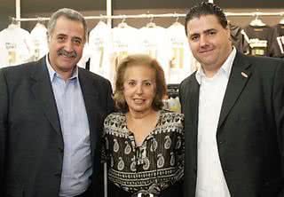 Salvador Gonzalez e o filho Rodrigo ladeiam Marlene Matheus na nova loja Poderoso Timão, em São Paulo. - ANDERSON TIMÓTEO, CAUE MORENO, CHRISTINE LARISCH HOLLAND, EQUIPE FOTO STUDIO, GUSTAVO LOURENÇÃO, JOÃO SAL, LU PREZIA, LUIZ GONZAGA, MARCELO SPATAFORA, MARCOS HONMA, MARCO ZELLMEISTER, PAULO VIEIRA/CAPÍTULO HUM