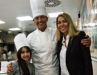 Rafaela Avila e a mãe, Elodia, após seu curso de culinária com o chef David Goulaze, na Ecole Ritz Escoffier, em Paris. - CÉLIA CRISTINA E MARRI NOGUEIRA