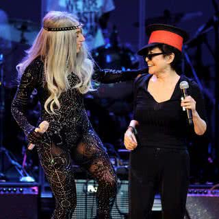 Lady Gaga canta com Yoko Ono em L.A. - Getty Images