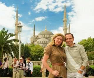 Em Istambul, Turquia, Bia e João Doria Jr. visitam a imponente Mesquita Azul, única do mundo com seis minaretes. O par aproveita viagem que agrega relax e encontro de negócios. - MARTIN GURFEIN