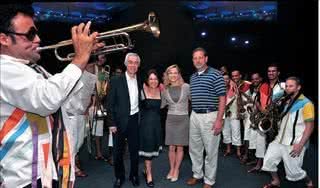 Em Porto de Galinhas, Jaime e Marta Ardila e Denise e Jerry Johnson conferem a apresentação de Mestre Forró e da Orquestra Popular da Bomba do Hemetério. - EUDES SANTANA