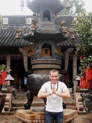 O dançarino no Templo do Buda de Jade em Xangai e...