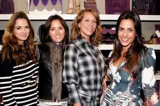 Vanessa Freire, da Joy Paper, Flavia Carvalho Pinto, designer de bolsas, e as irmãs Camila e Juliana Zago, da Who's, na Vila Mercatto, em SP. - ALEX GORT, BETTO SIQUEIRA, FERNANDA HIRATA, J.C. SANTOS, KARYNA DJO CREDIDIO, LORENZO FABRI, RENATO LOEB, ROGÉRIO LACANA E VAGNER CAMPOS