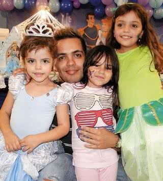 Júlia Cardoso comemora seus 5 anos com o tio, Marcelo Bandeira, a amiga Pyetra Benelli e a irmã mais velha, Giovana Cardoso, em SP. - ALEX GORT, BETTO SIQUEIRA, FERNANDA HIRATA, J.C. SANTOS, KARYNA DJO CREDIDIO, LORENZO FABRI, RENATO LOEB, ROGÉRIO LACANA E VAGNER CAMPOS