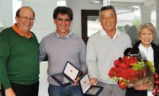 O capitão Ronald Gunn homenageia Fernando Vieiran e o casal Wilson e Teresa Mizumoto, após torneio no Guarujá Golf Club. - ANDRÉ VICENTE, ARTHUR REVECHI, DANIEL SPALATO, LORENZO FABRI, MARIO LIETE, RICARDO KEUCHGERIAN, TAKAHARU YAMAUCHI E TAMIRES IWAMOTO.