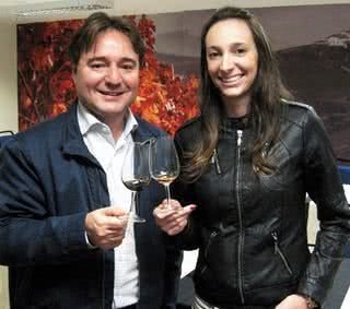 O enólogo Jesus Pelaez com a sommelier Camila Podolak, em Curitiba. - DORGIVAL SANTOS, FRED PONTES, GERSON LIMA, JADER DA ROCHA / RAVI STUDIO FOTOGRÁFICO, JORGE LUIZ SAGRILO, JUCA SOUSA, JULIANA COELHO, ROBERTO BARCELOS