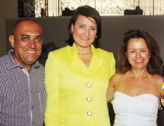 Gabriela Carranza, embaixadora do Panamá no Brasil, entre o casal Flávio e Márcia Pimentel na inauguração do espaço de eventos Dúnia City Hall. - CÉSAR REBOUÇAS, EMERSON VASCONCELOS, KAUANA BECHTLOFF E JEFFERSON SEVERINO