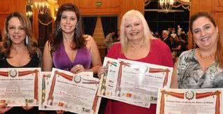 Em Araxá, MG, Maria Emília Genovesi, Mara Bastos, Monica Yvonne Rosenberg e Dyandreia Valverde Portugal recebem o certificado de Guardiãs do Centenário e a Cruz do Mérito das Artes e Cultura no 10º Encontro dos Membros das Ordens Honoríficas do Centro de - BERENICE LAMÔNICA, FRANCISCO CEPEDA, IVAN FARIA, RAPHAEL MESQUITA/PHOTORIONEWS, RICARDO NADER E RONEIA FORTE