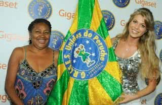 Bernadete, intérprete oficial da Unidos do Peruche, festeja com a rainha de bateria da escola de samba, Caroline Bittencourt, em São Paulo. - BERENICE LAMÔNICA, FRANCISCO CEPEDA, IVAN FARIA, RAPHAEL MESQUITA/PHOTORIONEWS, RICARDO NADER E RONEIA FORTE