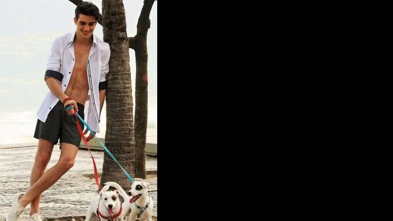 Artista mostra novo look antes de começar ensaio fotográfico com dois cachorros em Ipanema, Rio. - WALLACE BARBOSA