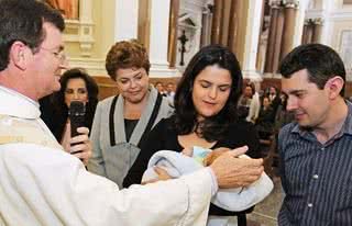 Emoção de Dilma Rousseff no batizado do neto, Gabriel - Reuters