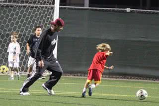 David Beckham joga futebol com os filhos na Califórnia - City Files