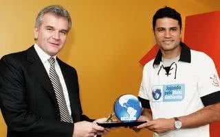 Em SP, Luís Octávio Índio da Costa, do Banco Cruzeiro do Sul, nomeia William Machado de Oliveira, capitão do Corinthians, embaixador do Jogando Pelo Meio Ambiente. - ANA CAROLINA LOPES, CAROLINA MARTINELLI, CHRISTINA CAMPOS, CLEO VELLEDA, DAMIÃO FRANCISCO, FÁBIO ZANZIERI, FRED PONTES, GABRIEL CAPPELLETTI, JOÃO SAL, MATHIAS COARACY E PAULO DUEK