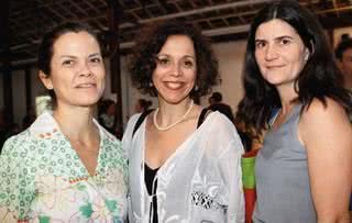 Valéria Prata Froehler, Sofia Carvalhosa e Márcia Fortes na Paralela 2010 - A Contemplação do Mundo, SP. - ANA FARAH, CLÁUDIO IZIDIO, DENISE ANDRADE, DOMINGOS ANTUNES, FLAVIO SATANA, JOÃO PAULO MUBARAH DA COSTA, JUAN GUERRA, KARYNA DJO CREDIDIO, KIMBERLY SPINA E PETRÔNIO CINQUE.