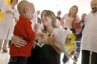 Claudia Leitte visita o Hospital Aristides Maltez - Reprodução / Carla Ornelas