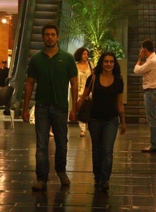 Cleo passeia em shopping carioca com o marido João Vicente de Castro - Daniel Delmiro / AgNews