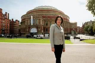 Christiane em frente à casa de espetáculos Royal Albert Hall. - VICTOR SOKOLOWICZ