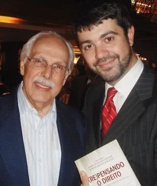 Um dos autores, Alaôr Caffé Alves, com Antonio Baptista Gonçalves, no lançamento do livro, em SP. - FABIO THELLES, FERNANDO ZEFERINO, FLAVIA FUSCO, LEANDRO NETTO, LUCIANA AITH, OTÁVIO LILLA, OVADIA SAADIA, RENATA BATAGLIA, REUTERS E SAMUEL CHAVES