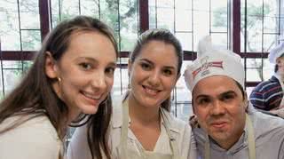 Camila Podolack, sommelier da importadora Porto a Porto, com os jornalistas Elis Glaser e Luis Caneiro, no evento Você É o Chef Paganini, em Curitiba. - CELSO AKIN, DANIEL SORRENTINO, DEBORAH VAIDERGORN, LUCIANE BELIN, REUTERS E VIVIANE DEEKE