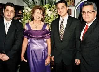 André Pereira, gerente regional da Central Globo de Afiliadas e Licenciamentos, Silvana Postiglioni, Luiz Vieira e Ribamar Rodrigues, da RPC TV, afiliada da Globo no Paraná, no lançamento da TV digital em Maringá. - CAMILA BAPTISTIN, CLÁUDIO ANDRADE, HEITOR MARCON, JORNAL BANDEIRANTE, GABRIEL ARAÚJO, LENI LORENZETI, NAIDERON JR E PETRÔNIO AMARA