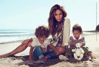 Jennifer Lopez com os gêmeos Max e Emme em campanha de grife - Reprodução / Facebook Gucci