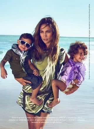 Jennifer Lopez com os gêmeos Max e Emme em campanha de grife - Reprodução / Facebook Gucci