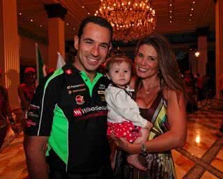 Helio Castroneves, Mikaella e Adriana no Palazzo Versace Hotel, em Main Beach, Queensland, Austrália - EDGE Photographics/BAM Media