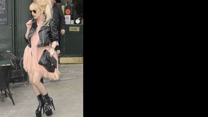 A cantora Lady Gaga reaparece com um modelo bem extravagante em um pub de Londres. - City Files