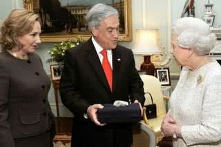 Em Londres, a primeira-dama Cecilia Morel Montes e o presidente chileno, Sebastián Piñera, ofertam à rainha Elizabeth II uma pedra do acidente na Mina de San José. - CELINA GERMER, CLEIBY TREVISAN, DEBORAH VAIDERGORN, FLAVIA FUSCO, MAGDA NASCIMENTO, MÁRCIA STIVAL, MARCOS FINOTTI, MARINA DEIENO ALTENFELDER E RONEIA FORTE