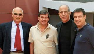 Fernando Castro, João Luis Nogueira e Joe Berardo recebem o conterrâneo Carlos Bettencourt, do restaurante luso A Bela Sintra, de SP, que viaja pelo país ibérico. - ADRIANA SANDOVAL, BRUNO MENDONÇA, CHARLES NASEH, JOÃO MÁRIO NUNES, HELDER MALDONADO, NAIRA MESSA, REUTERS E SYLVIA GOSZTONYI