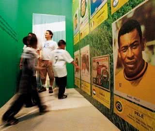 Rei Pelé, o eterno gênio da bola, chega aos 70 anos - REUTERS