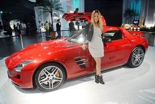 Grávida do primeiro filho com o amado, Jonatas Faro, ela exibe a barriga. No São Paulo Boat Show, a atriz se encanta com o Mercedes-Benz SLS AMG e passeia pelos estandes. - DANIELL MARAFON