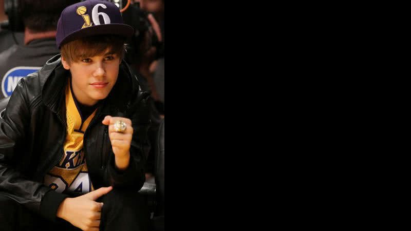 Justin Bieber assiste ao jogo do Lakers todo uniformizado - Getty Images