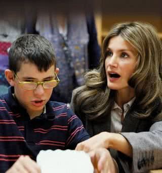 Em Madri, a princesa Letizia da Espanha visita centro educacional para cegos. - CIDÁLIA SINGAL, EDU SANTANA, EDU TOLEDO, GLAUCIA MOTA, GUILHERME CASTOLDI, MARCOS FERNANDES, MARIANA GALENDER, PAVÃO STUDIO, REUTERS, VANESSA ALVAIZ E VASCO CREVATIN FRANGIONE