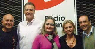 Liliane Ventura, ao centro, recebe na rádio Trianon Dacio Protta, Nelson Letízio, Flora Cukierkorn Diskin e Roberto Martins Figueiredo, em SP. - FABIO NUNES, LUIZ MAZZOTINI , MÁRCIA STIVAL , MARCOS PAULO, REUTERS, SHARON EVE SMITH E TIAGO ARCHANJO