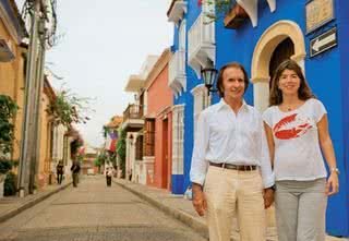 Pelas ruas de Cartagena, na Colômbia, Emerson e Rossana expressam a alegria e expectativa para a chegada da primeira filha do casal, cujo nascimento está previsto para dezembro. - MARTIN GURFEIN