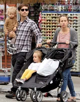 Tobey Maguire em tarde família - BRAINPIX