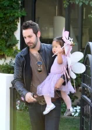 Josh Kelley, marido de Katherine Heigl, leva a pequena Naleigh às celebrações do Halloween - CityFiles