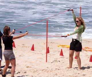 Fernanda Souza faz ginástica na praia com Angélica - AgNews