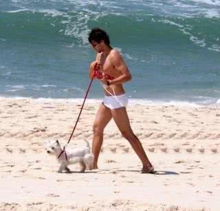 Gustavo Leão passeia com cachorro na praia - AgNews