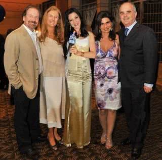 No jantar de gala da Make- A-Wish Brasil, a jornalista entre Giancarlo Civita, Sabine Emberson, Carol Civita e Carl Emberson. - SAMUEL CHAVES/ S4 PHOTOPRESS