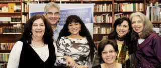 Myriam Chinali, Luis Camargo, Regina Drummond, Cecoliany Alves e Eliana Bighetti Pinheiro e Rosana Rios, sentada, no lançamento dos livros Marcelo Descobre a Alemanha, de Regina, e Uma Canção em Nova York, de Rosana, em São Paulo. - CADÚ NICKEL, FERNANDO GODOY, FLÁVIO GUARNIERI, JUAN GUERRA, MIDORI DE LUCA, RODRIGO ZORZI, RONEIA FORTE, SAMIRA E TATIANA FERRO