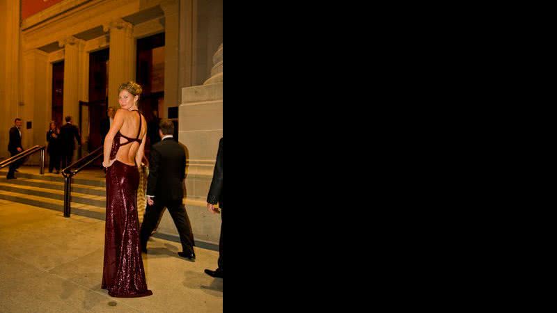 Gisele Bündchen com um vestido longo Calvin Klein - Getty Images