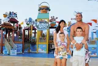 Na ensolarada Fortaleza, Paulo, a mulher e os filhos desfrutam das atrações do Beach Park. - JOÃO PAULO